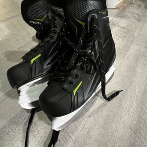 Men's Black Stryker Hockey Skates